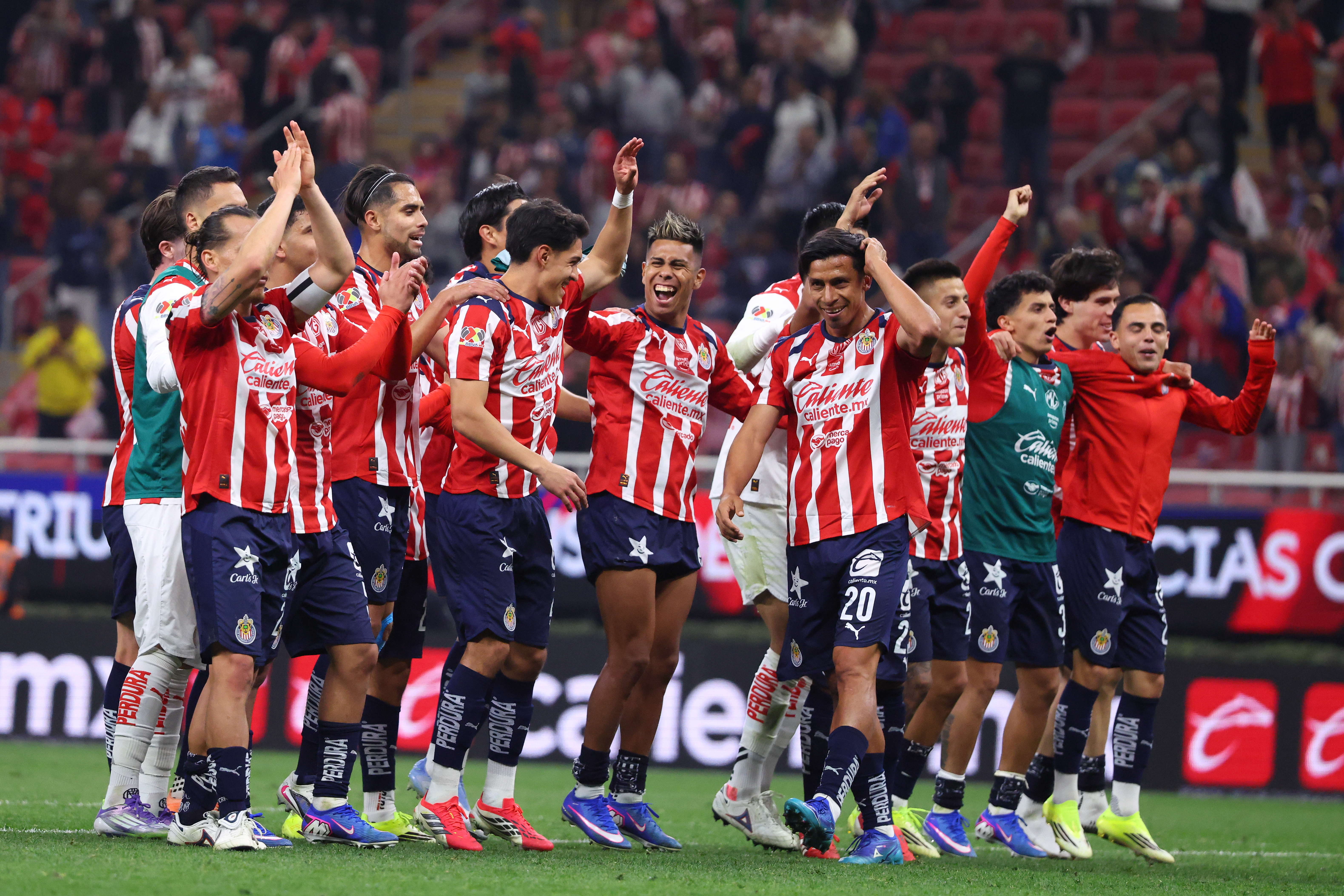 Jugadores de Chivas en un partido de Liga MX